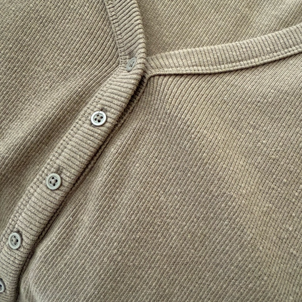 GAP Ribbed V-Neck Button-Front Long Sleeve Top - Picture 2 of 4